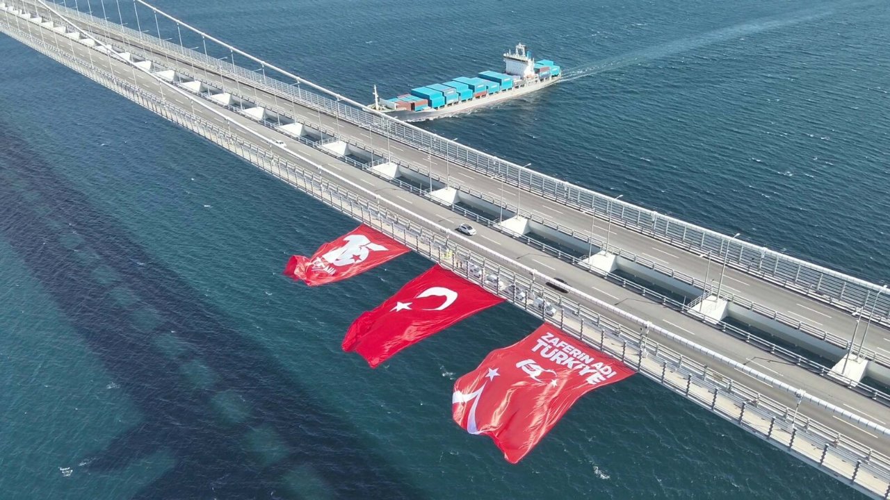 1915 Çanakkale Köprüsü’ne Türk bayrağı asıldı