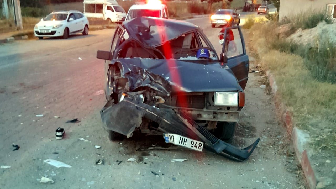 Otomobille çarpışan motosikletin sürücüsü öldü