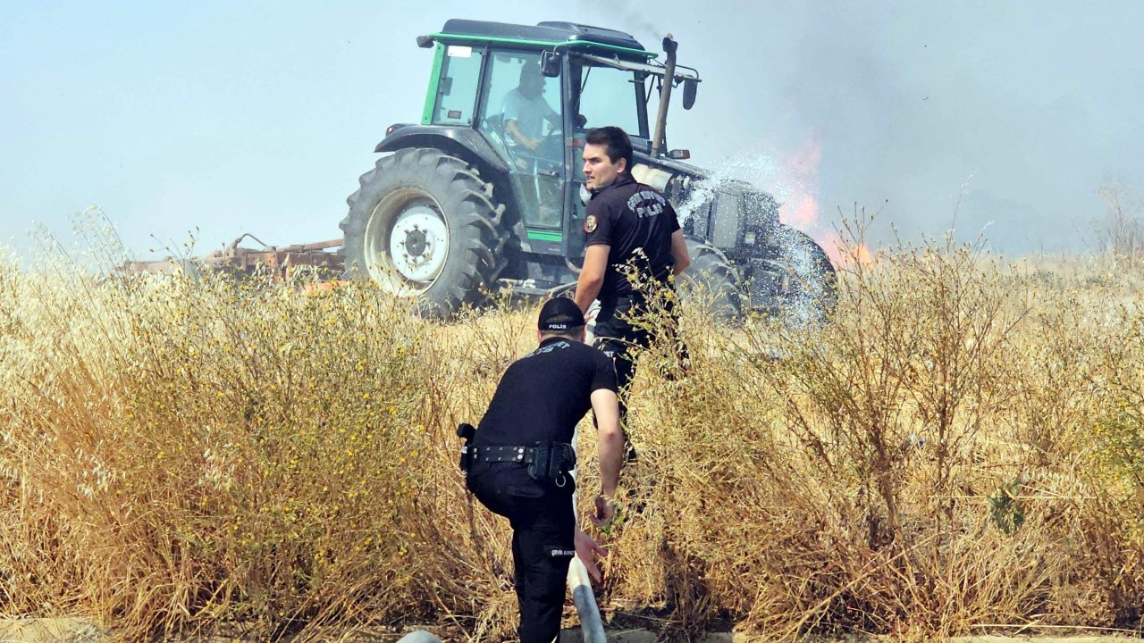 Edirne'de anız yangını; kara yolu kapatıldı