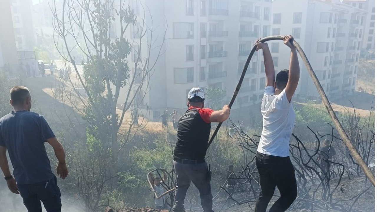Gebze'de 3 dönümlük otluk yandı; depo olarak kullanılan ev de küle döndü