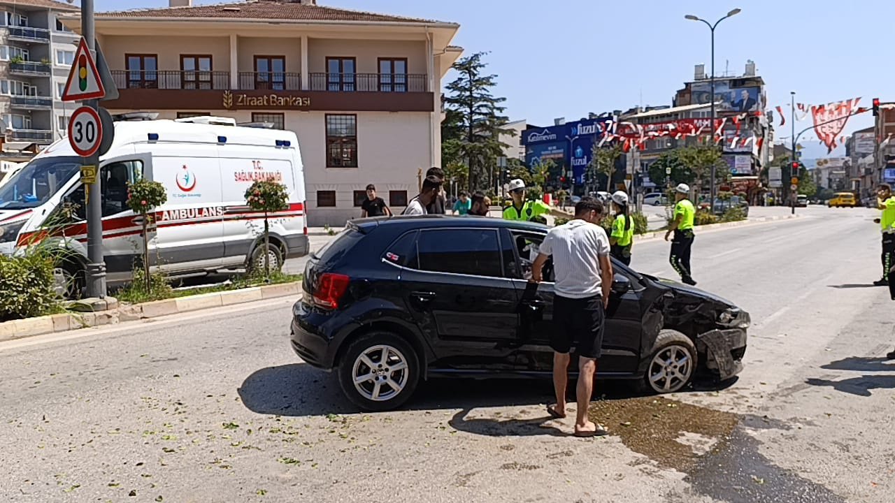 Otomobil ile hafif ticari araç kafa kafaya çarpıştı: 4 yaralı