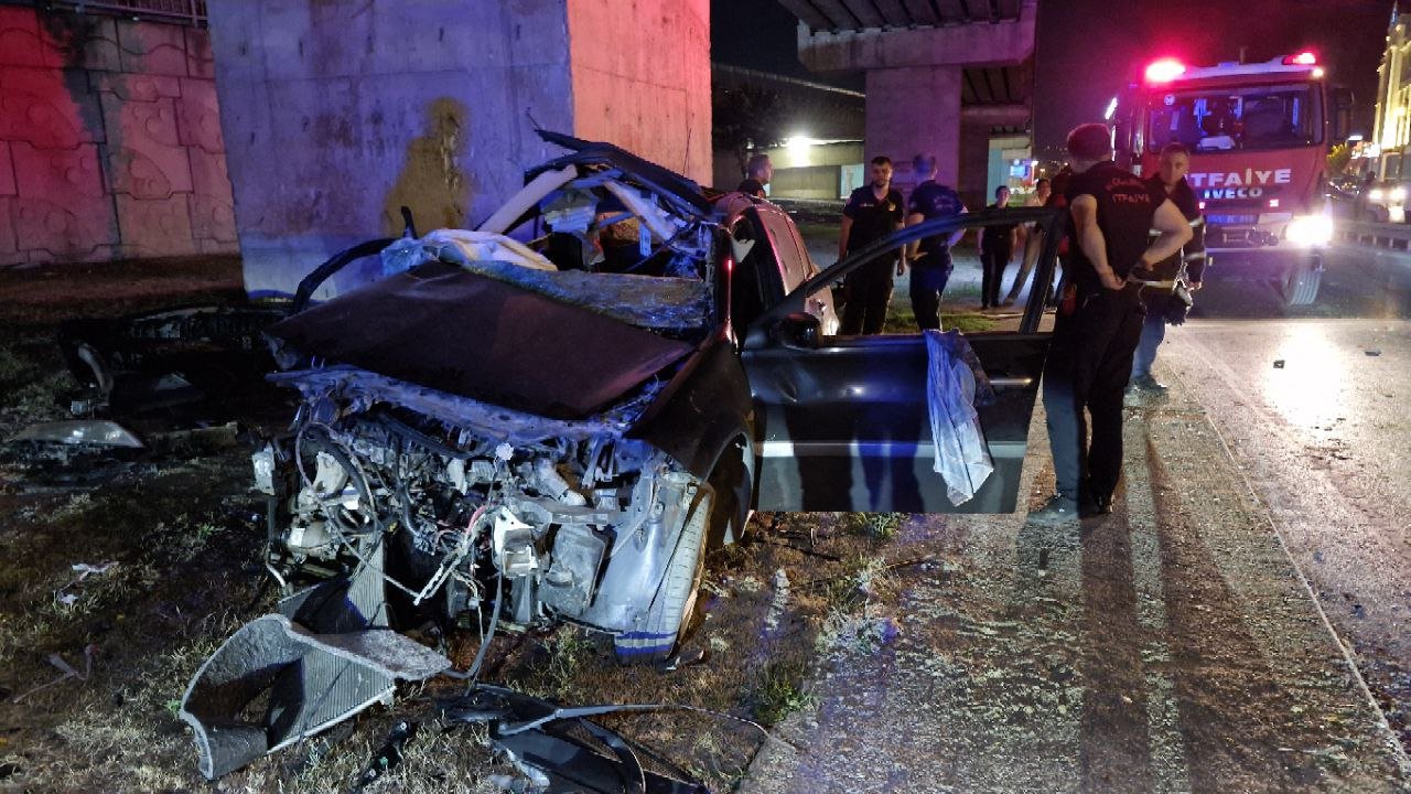 Otomobil, otoyol bağlantı köprüsünün ayağına çarptı; 2 yaralı