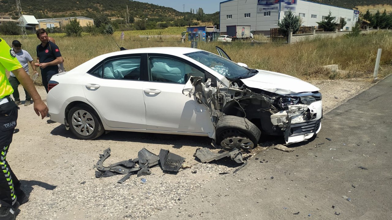Otomobil, radar aracana çarptı: 1’i polis 2 yaralı