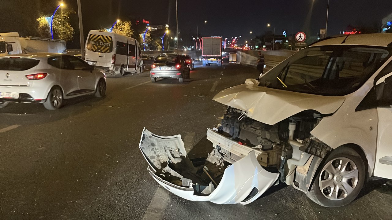 Servis minibüsü, sağ şeritte duran araca çarptı: 2 yaralı