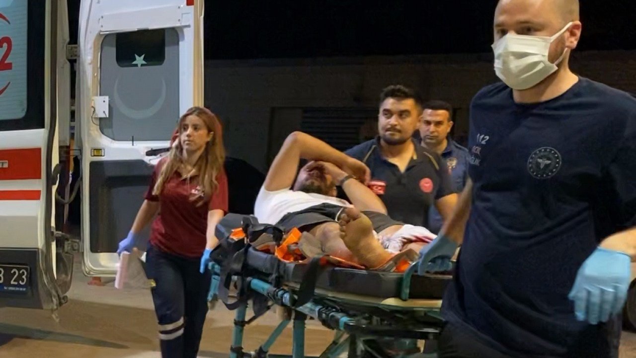 Yol kenarında alkol alırken, otomobille gelen kişi tüfekle yaraladı