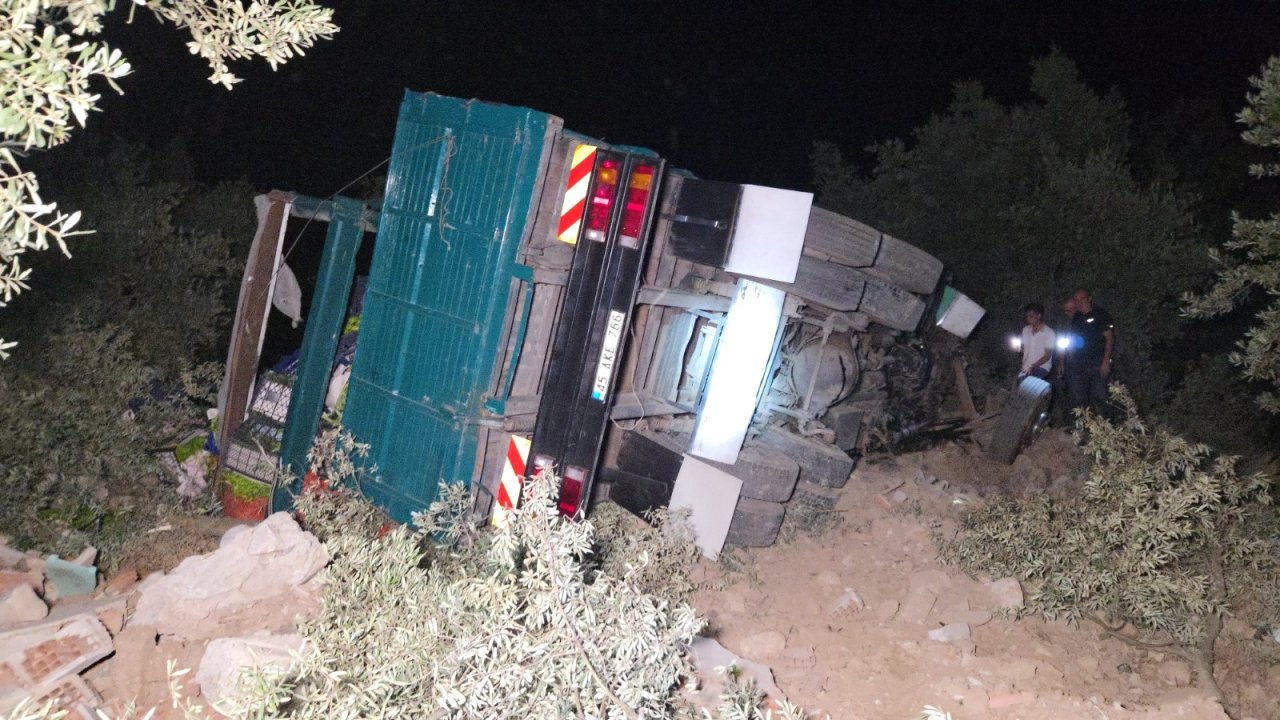 Zeytinliğe uçan biber yüklü kamyonda sıkışan sürücü yaralandı