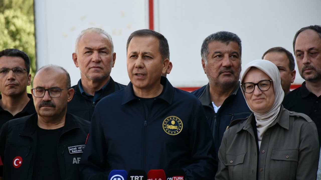 Bakan Yerlikaya, depremin vurduğu Balıkesir'de