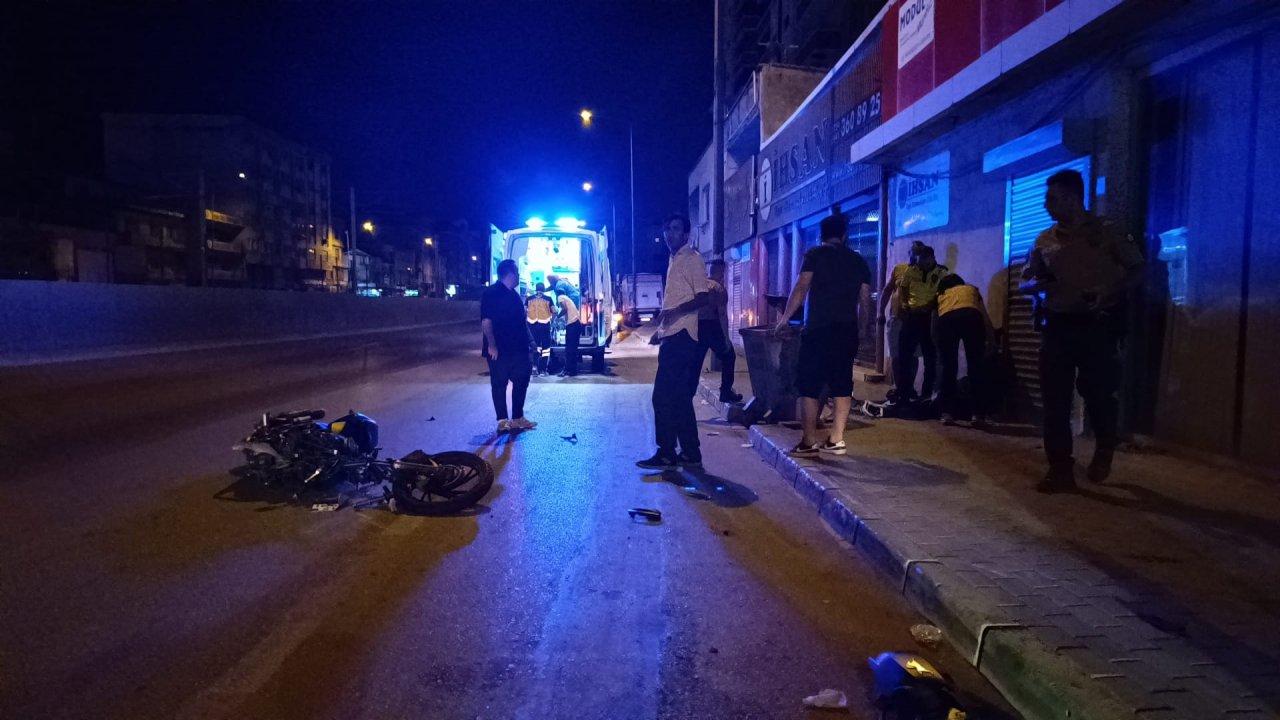 Bursa'da motosiklet kaldırıma çarptı: 2 yaralı