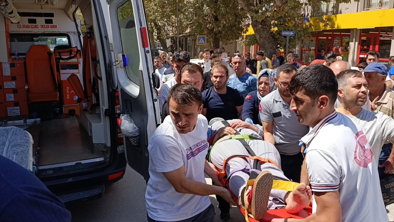Bursa’da ters yönden gelen otomobil motosiklete çarptı: 2 yaralı
