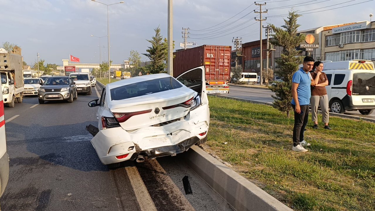 Ciple çarpışan otomobildeki çift yaralandı