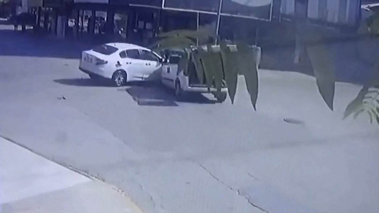 Hafif ticari araçla çarpışan otomobilin sürücüsü yaralandı; kaza kamerada