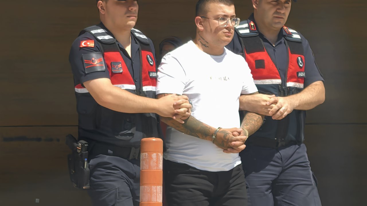 Kavga eden çifti uyaran güvenlik görevlisi bacağından bıçaklandı