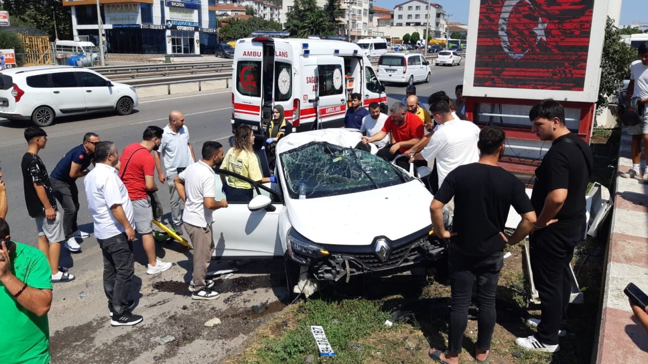 Kazada otomobilde sıkışan sürücü ağır yaralandı