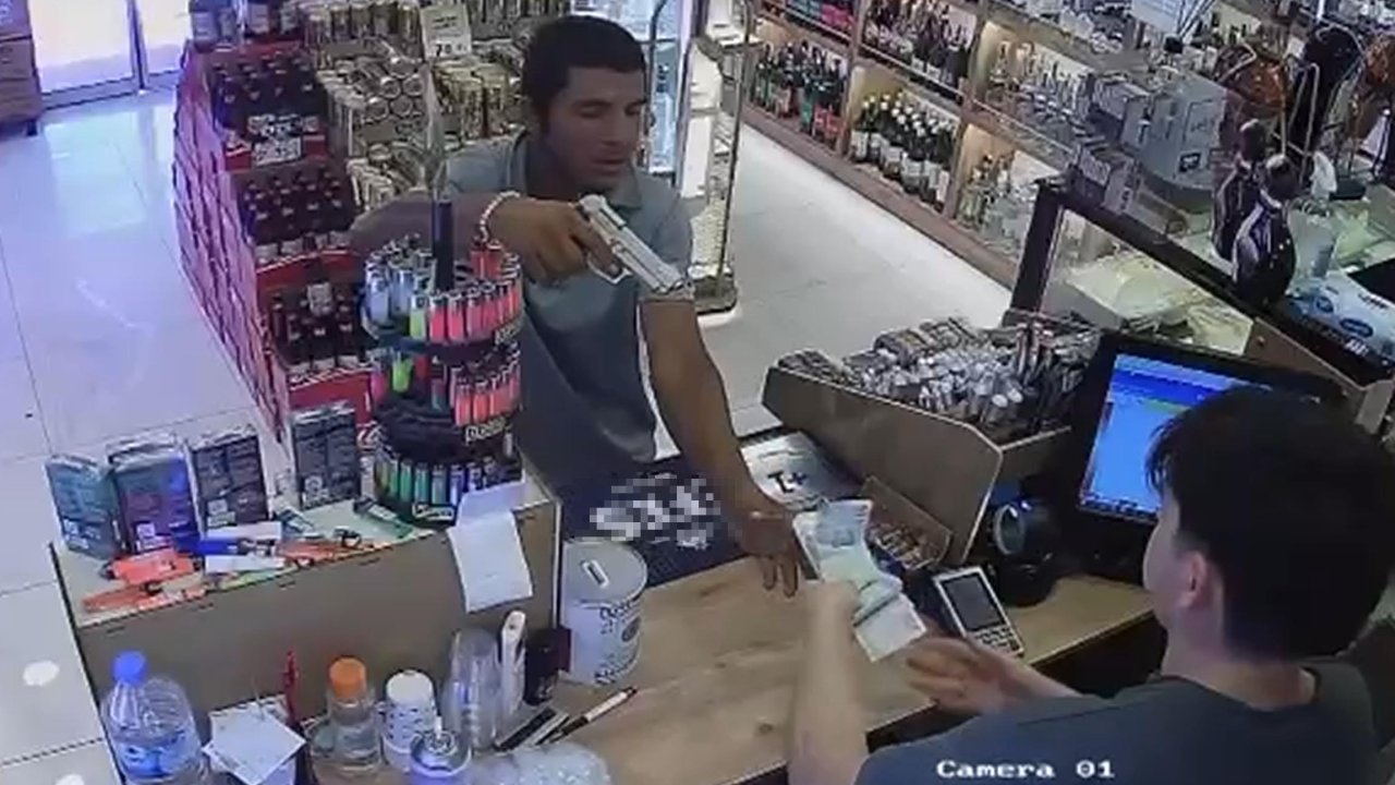Kurusıkı tabancayla büfe soygunu kamerada