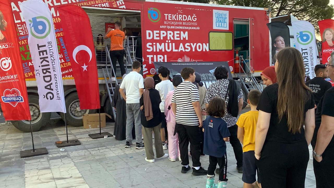 Marmara Depremi'nin yıldönümünde vatandaşlara farkındalık etkinliği