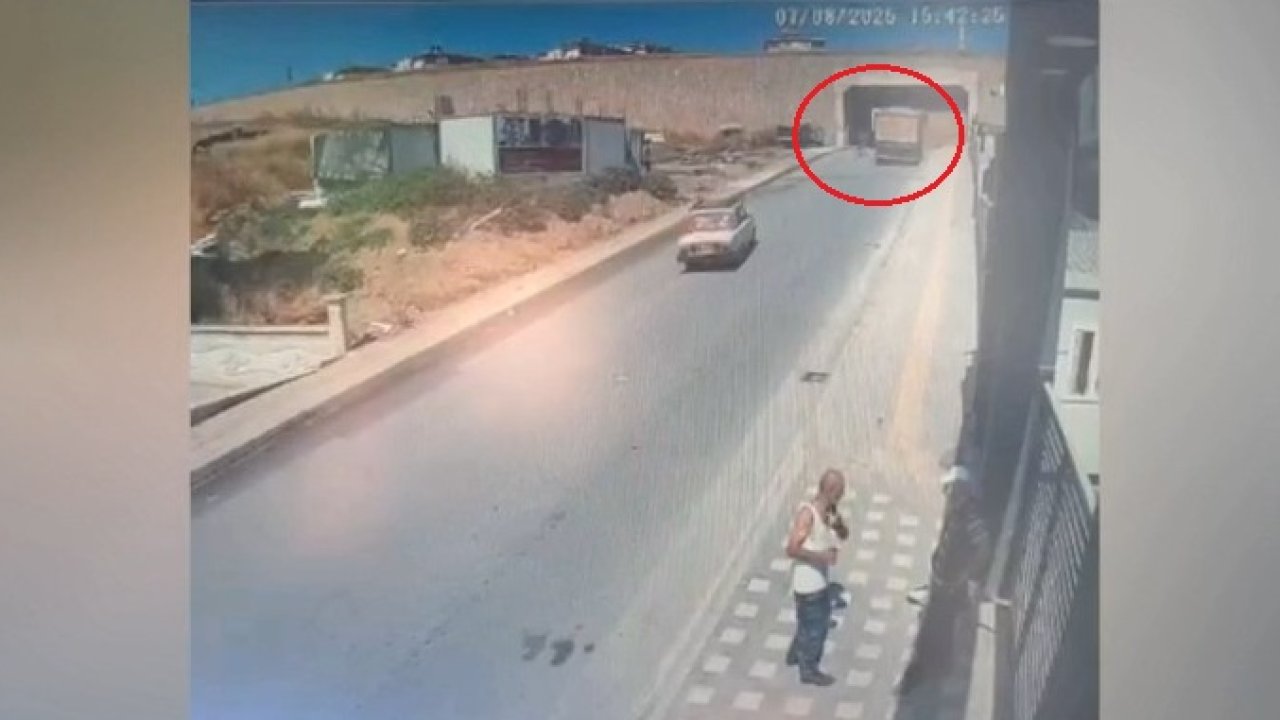 Rampa çıkarken geri kayan kamyon site duvarına çarpıp devrildi; atlayan sürücü yaralandı