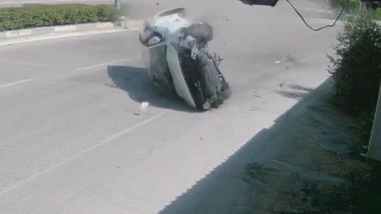 Refüje çarpan otomobil taklalar attı; kaza kamerada
