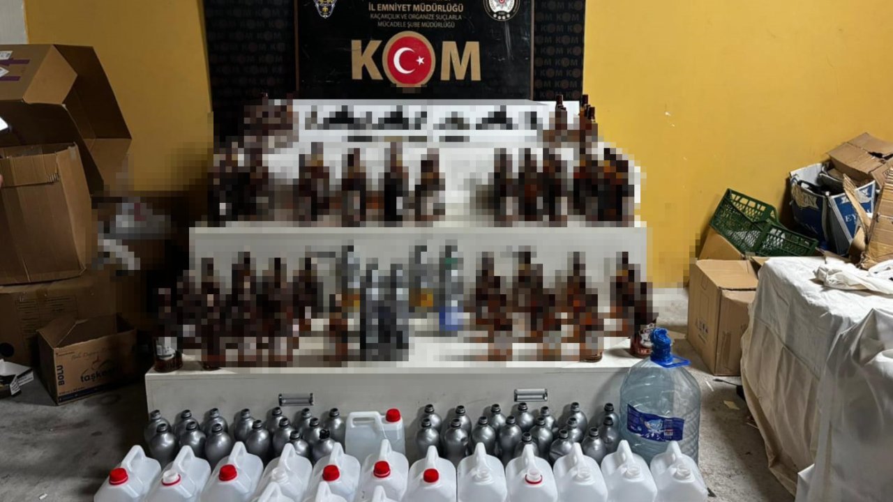 Sakarya’da alkollü mekanda yapılan denetimde 4 ruhsatsız tabanca ve içki ele geçirildi