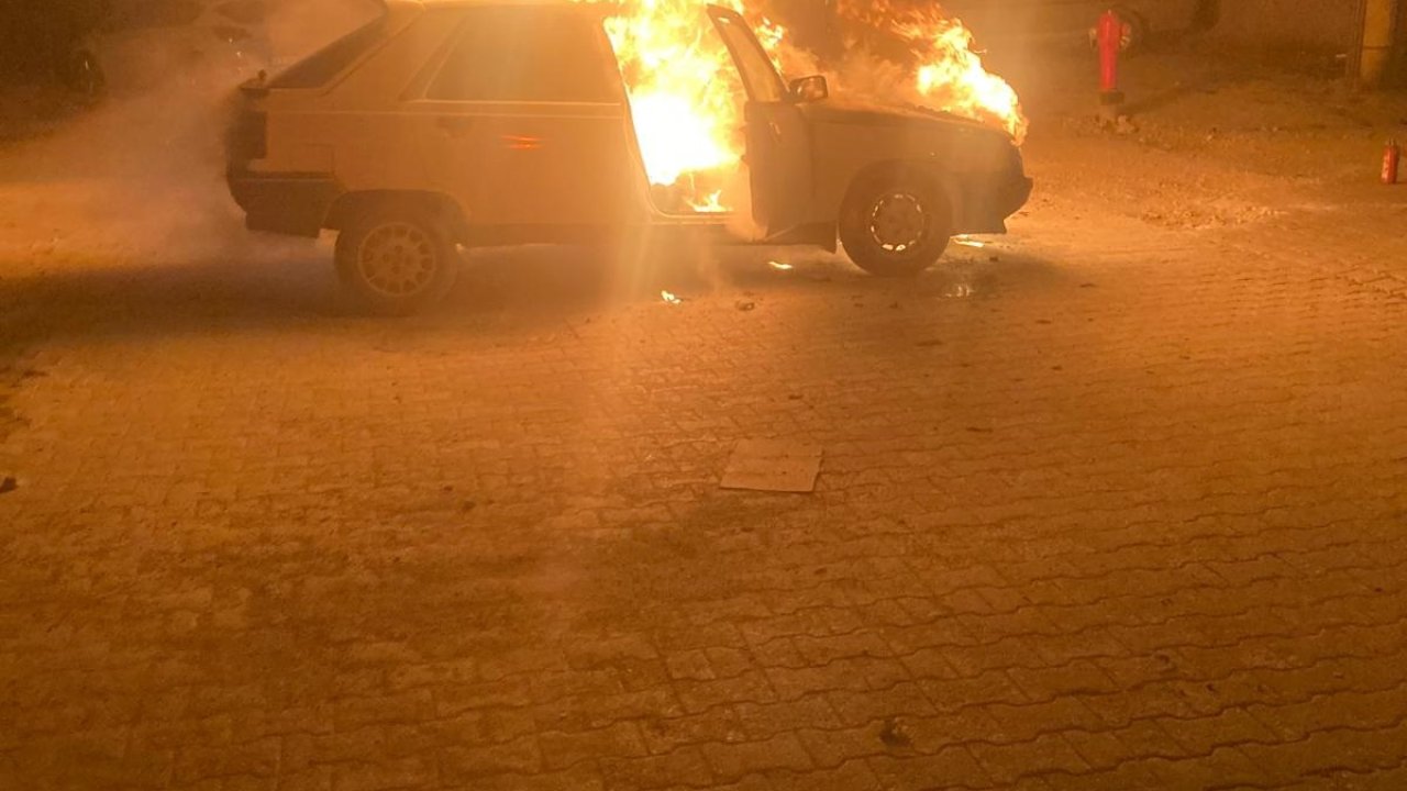 Seyir halindeyken alev alan otomobilin yanması kamerada