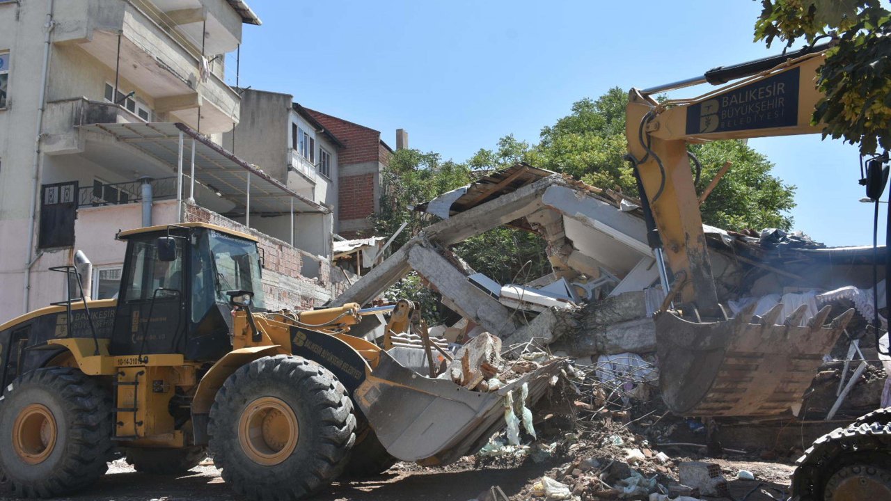 Sındırgı'da 6.1'lik depremde yıkılan ve hasar gören binalar havadan görüntülendi