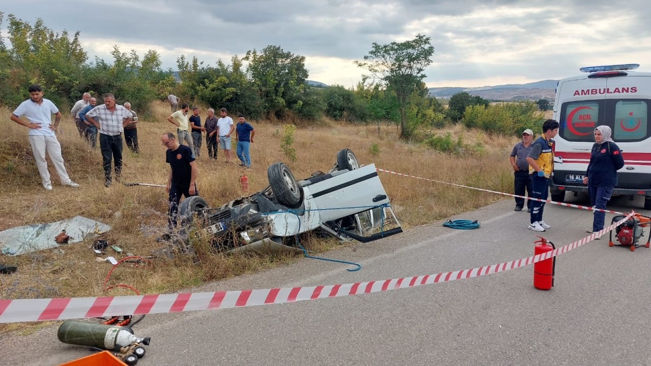 Takla atan otomobilin sürücüsü öldü, kaza yerine gelen yakınları araçta hafif yaralanan kişiye saldırdı