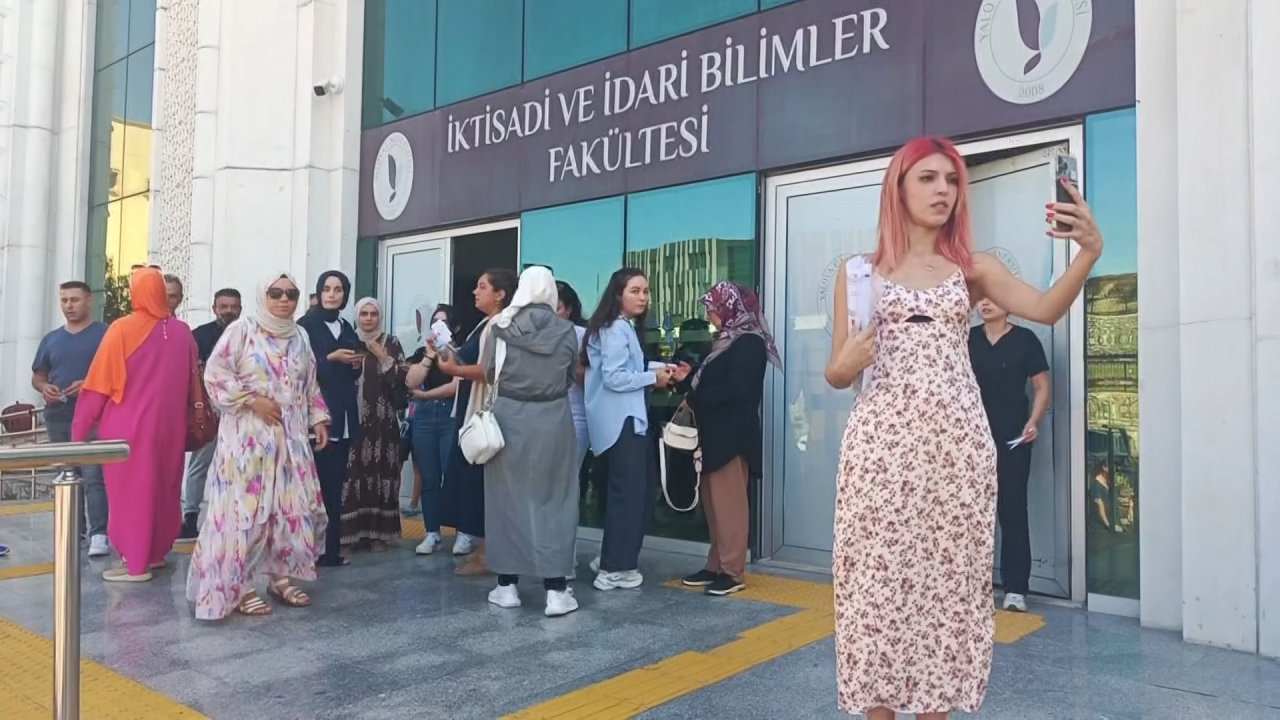 Yalova'da kazadan sonra oluşun trafik yoğunluğu nedeniyle AÖF sınavına geç kaldılar