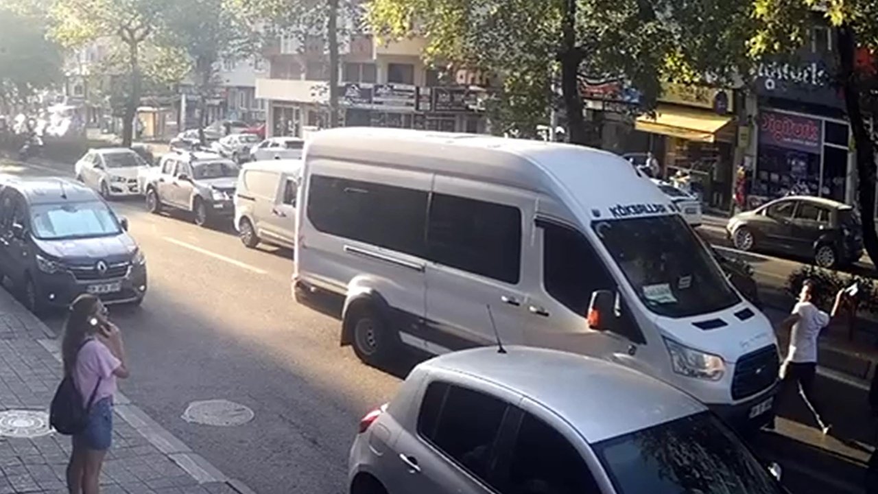 'Yol vermeme tartışması'nda minibüse nacak ile saldırdı; o anlar kamerada