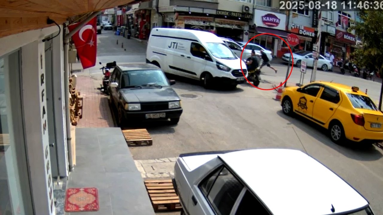 Yolun karşısına geçmeye çalışan yayaya kamyonet çarptı; kaza kamerada