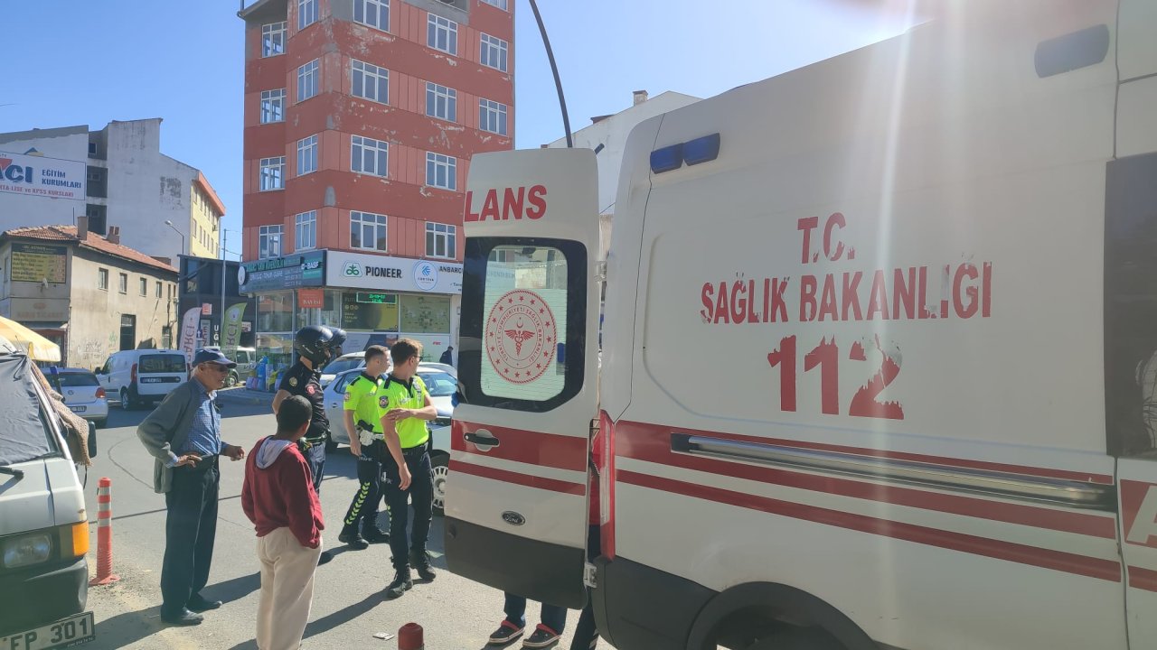 Alkollü sürücü, minibüse tekme atmak isterken düşüp belini kırdı