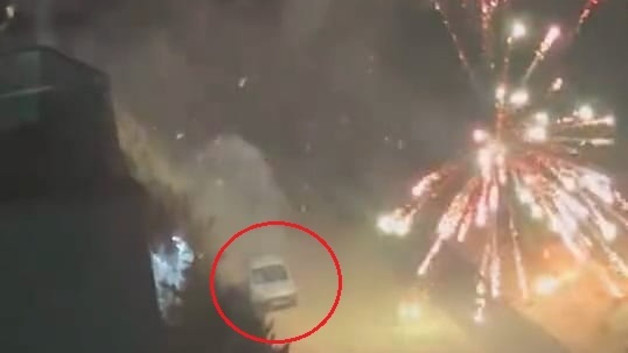 Araçtan atılan havai fişek yangına neden oldu; o anlar kamerada