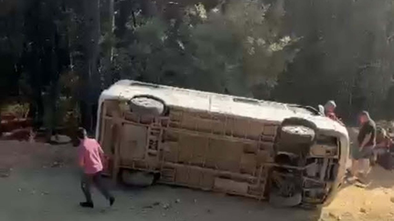 Balıkesir'de tur minibüsü şarampole devrildi: 13 yaralı
