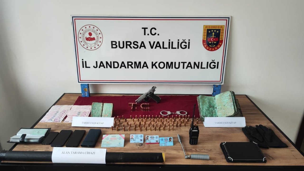 Bursa'da durdurulan araçtan, tarihi eser niteliğinde kitaplar ile sahte basın kartları ele geçirildi