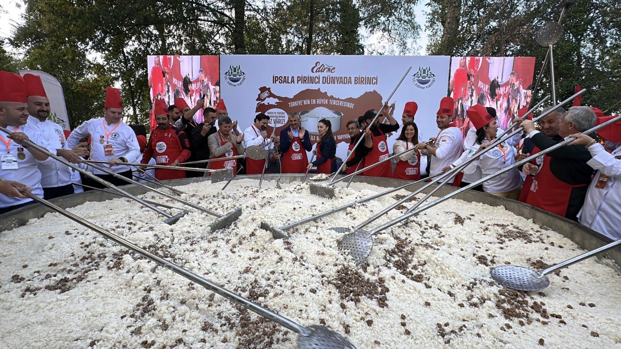 Edirne'de Türkiye'nin en büyük tenceresinde 6 ton pilav pişirildi