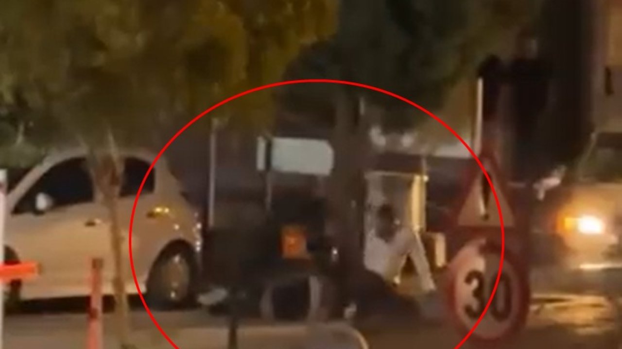 Kavga ettikleri kişiyi dakikalarca darbettiler; o anlar kamerada