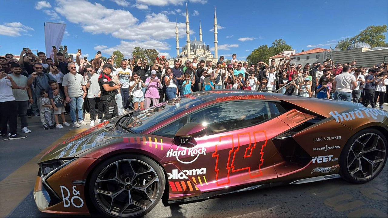 Ralli sürücüleri, otomobilleriyle Selimiye Camisi’nin çevresinde tur attı
