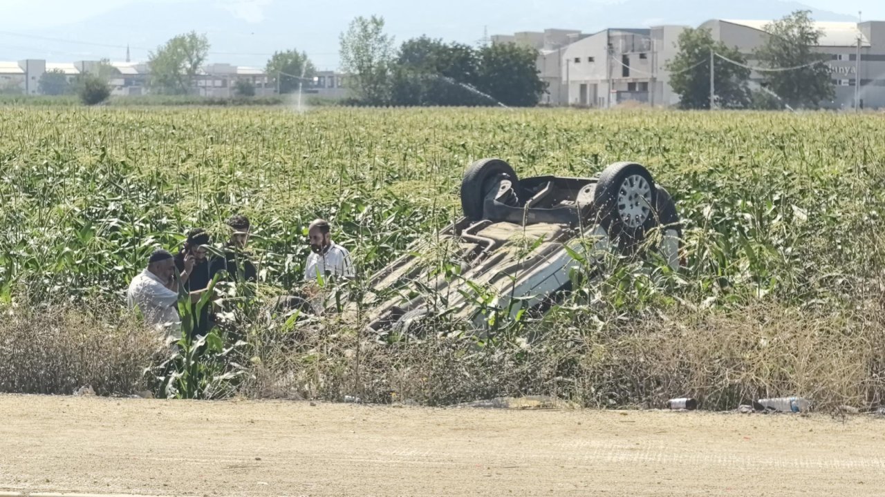 Takla atıp mısır tarlasına uçan hafif ticari aracın sürücüsü yaralandı