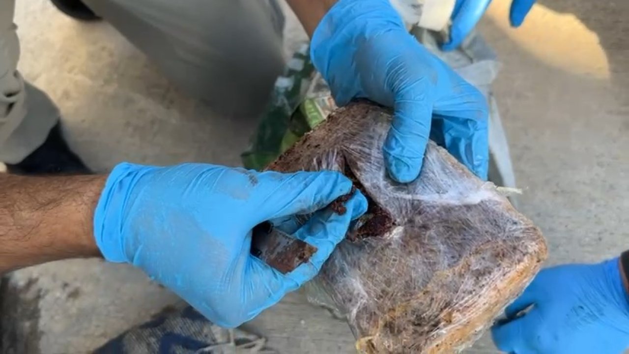 Yolcu otobüsünde dış yüzeyi ‘pul biber’ ile kaplı 7 kilo eroin ele geçirildi