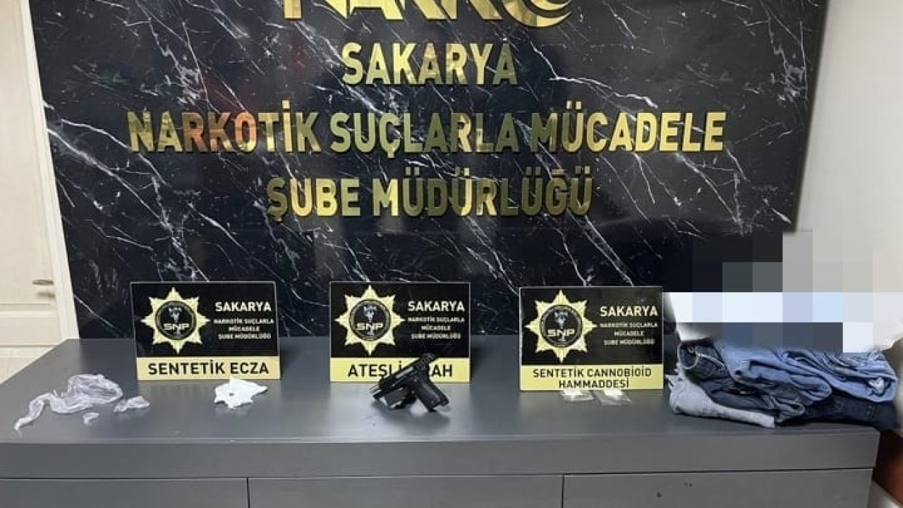 Anne ve oğlu tutuklandı; ellerindeki uyuşturucuyu kot pantolonlarla takas etmişler
