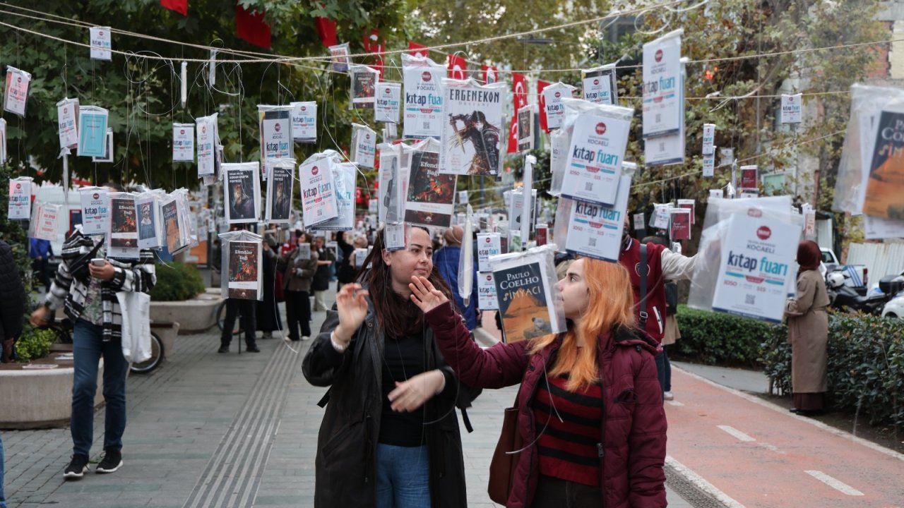Asırlık çınarlara asılan 5 bin kitap dakikalar içinde toplandı