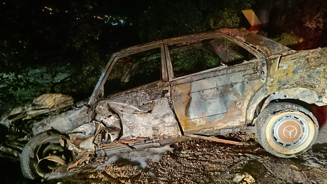 Bursa’da, ciple kafa kafaya çarpışan otomobil alev aldı