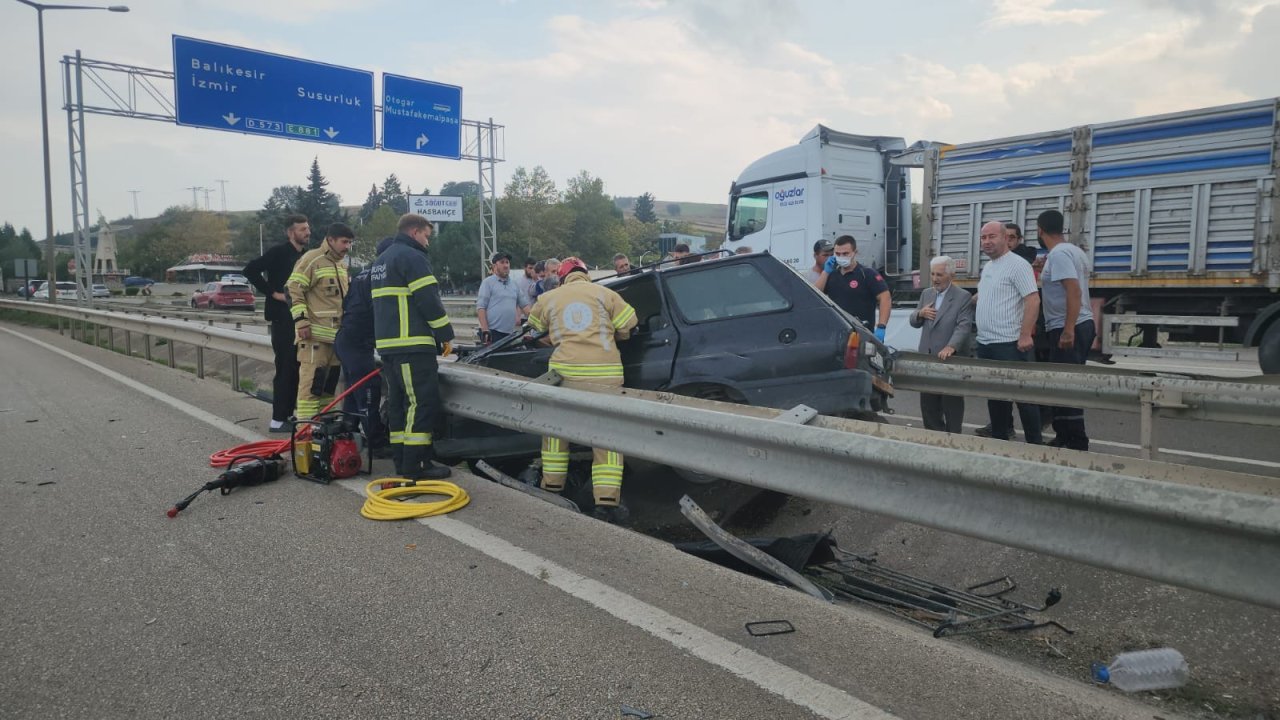 Bursa'da kontrolden çıkan otomobil rejüfe çarptı: 4 yaralı