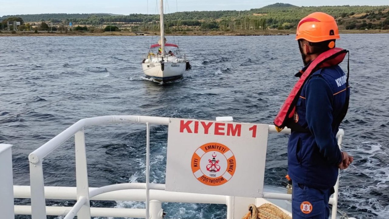 Çanakkale'de sürüklenen tekne kurtarıldı