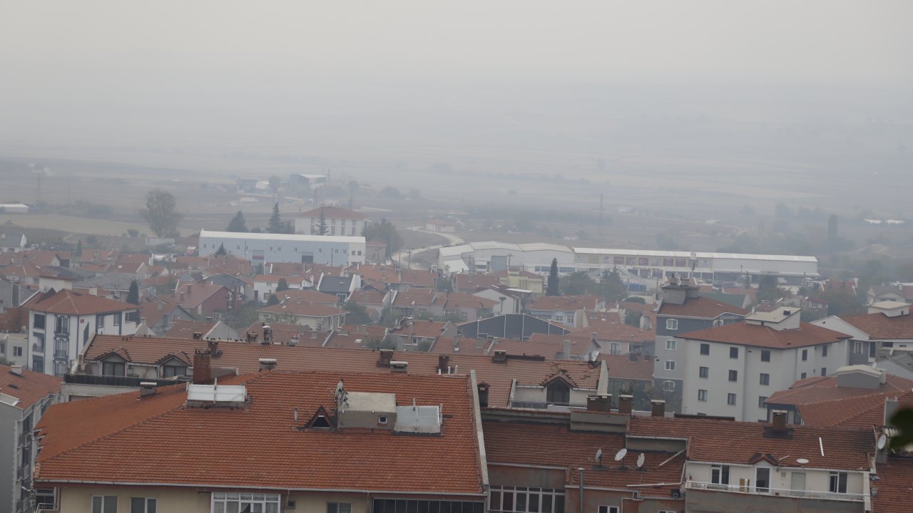 Çeltik hasadı sonrası yasak olmasına rağmen anız yakımı, ilçeyi duman altında bıraktı