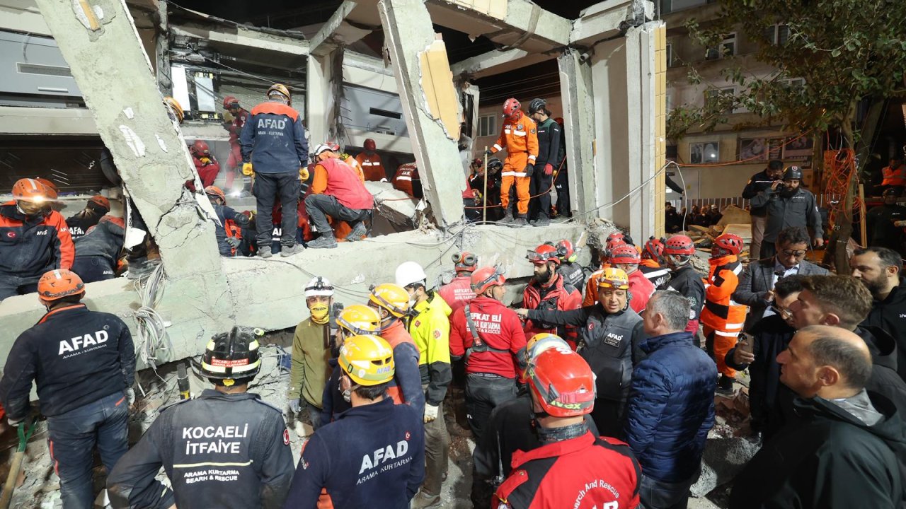Gebze'de bina çöktü; 5 kişiden 1'i sağ, 2'sinin cansız bedeni çıkarıldı