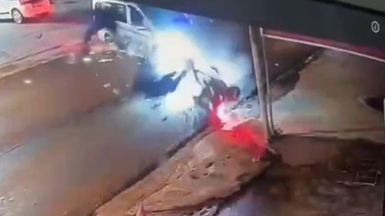 Hafif ticari araç ile motosikletin çarpıştığı kaza kamerada; 2 yaralı