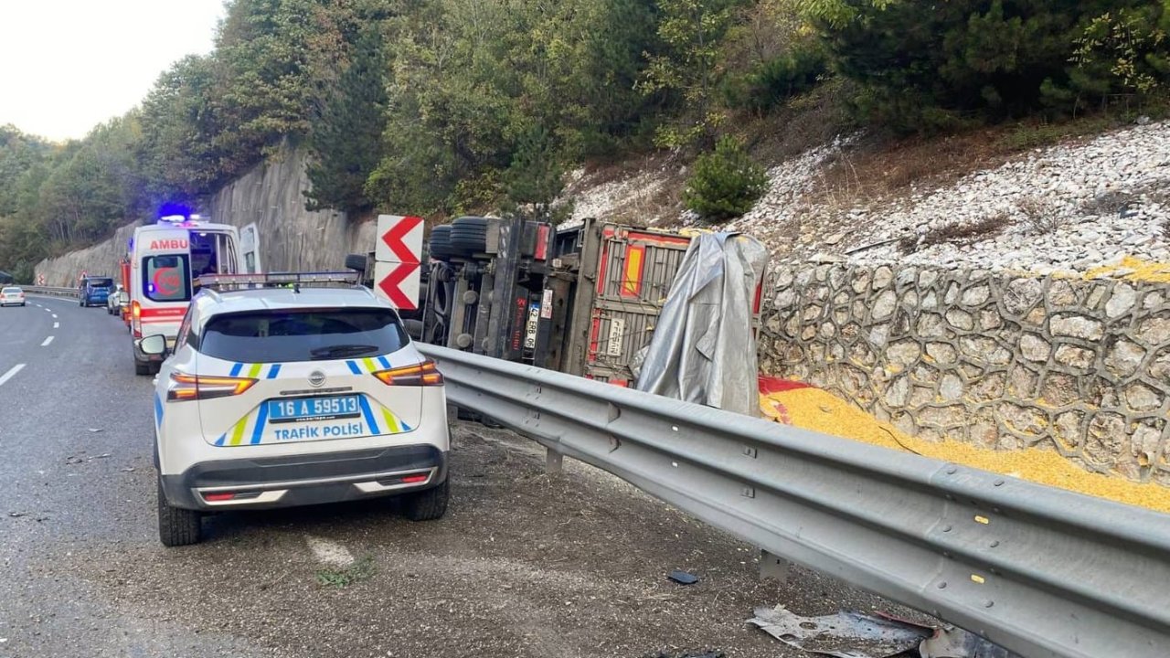 İnegöl'de yem yüklü TIR devrildi, sürücü ile eşi yaralandı