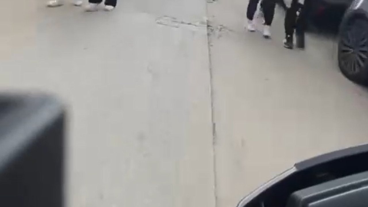Okul önünde motosikletle tehlikeli yolculuğunu kask kamerasıyla kaydetti