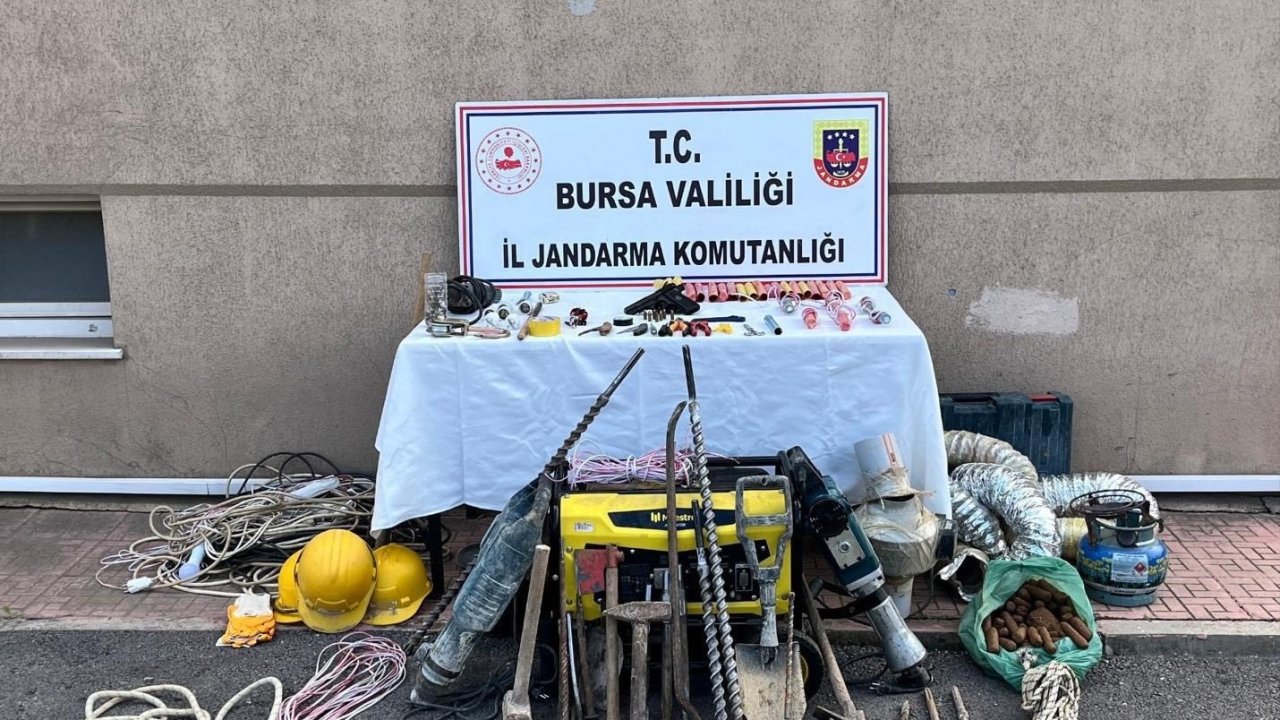 Ormanda kaçak kazı yapan 9 kişi suçüstü yakalandı