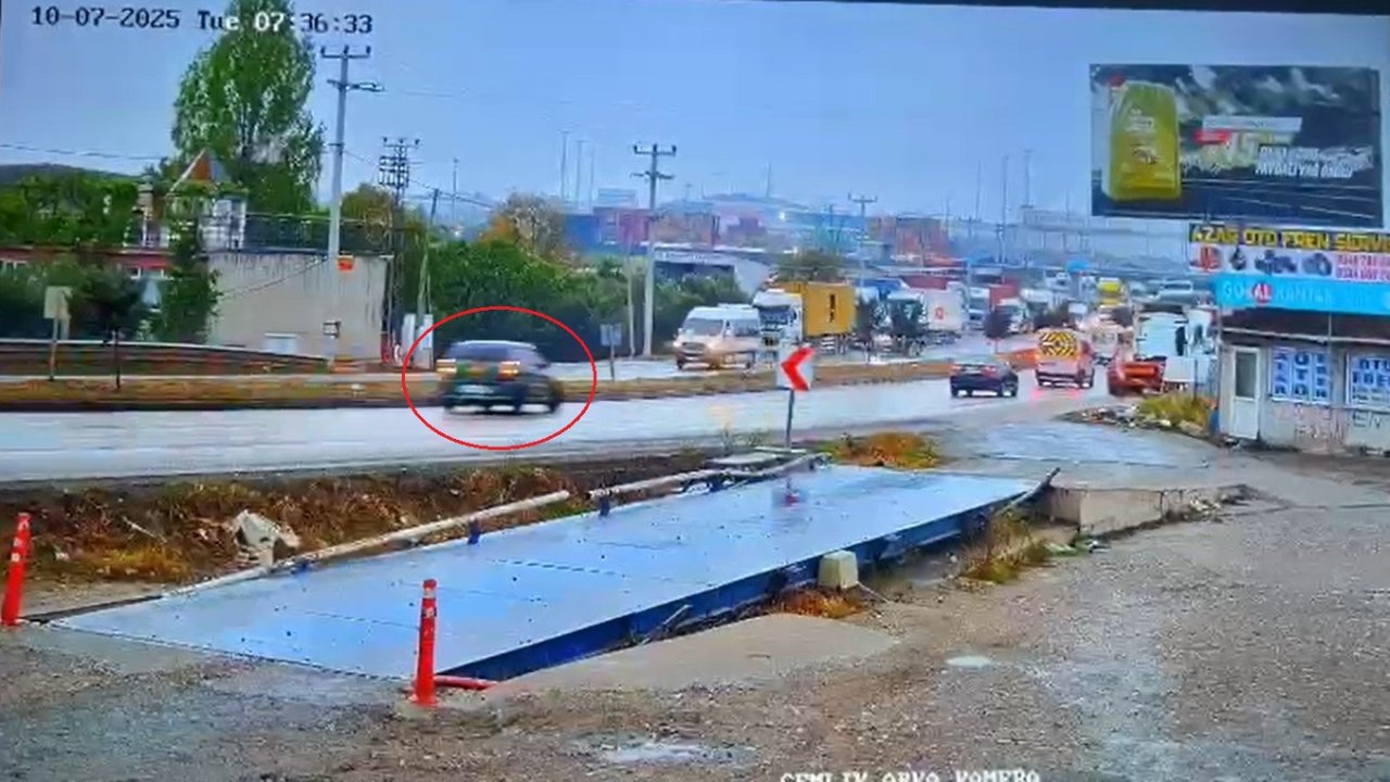 Park halindeki TIR ile elektrik panosuna çarpan otomobilin sürücüsü ağır yaralandı
