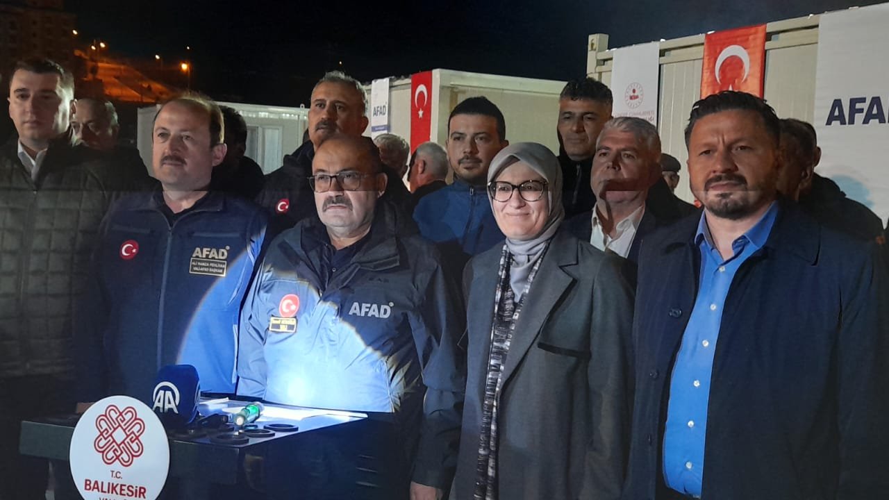 Sındırgı'da depremin ardından evlerine girmeye çekinenler, çadırlarda kalıyor
